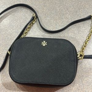 Black Tory Burch Cross Body Purse. Lightly used (worn maybe twice)
